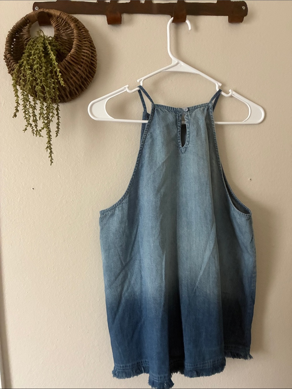 Halter top - Picture 3 of 3